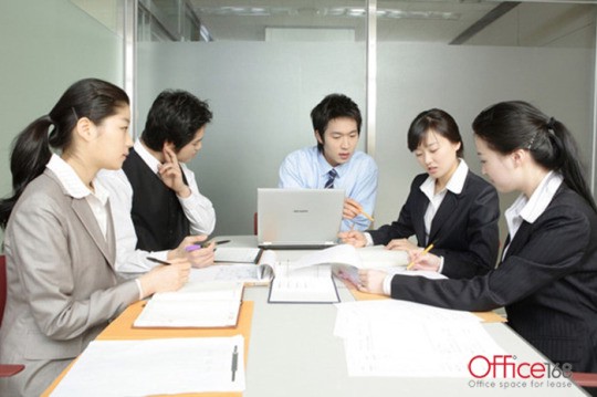 Các thành viên của một doanh nghiệp nhỏ đang hội họp tại đơn vị cung cấp dịch vụ văn phòng ảo